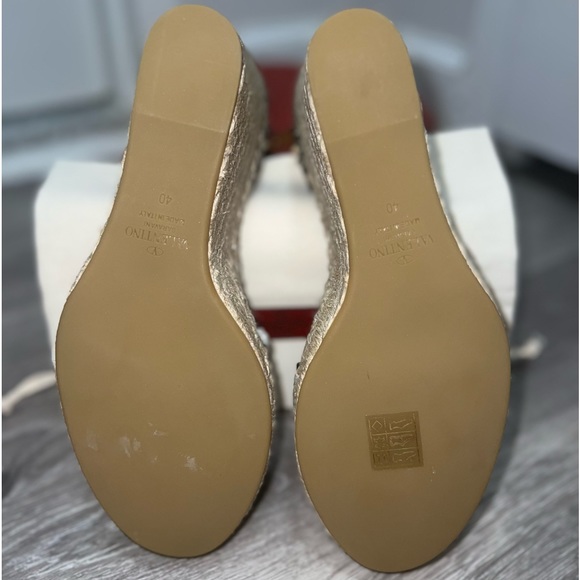 Double Rockstud Valentino Garavani Grainy Calfskin Wedge Sandal - NWT! 2023 - Picture 4 of 7